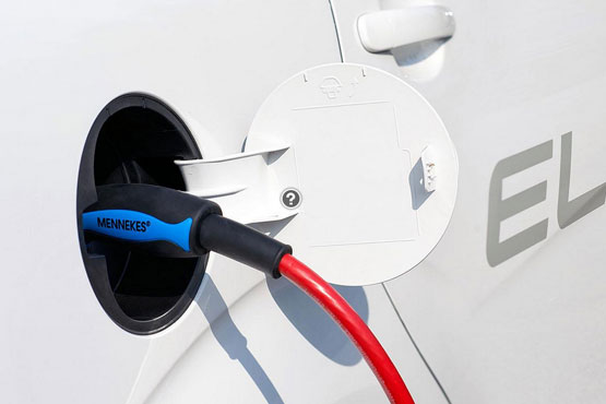 新能源汽車產(chǎn)銷倍增 三領(lǐng)域受資金追捧12只個股創(chuàng)新高