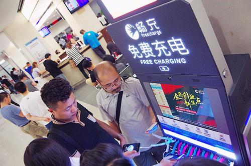 排隊(duì)充電的辦事人員 排隊(duì)充電的辦事人員