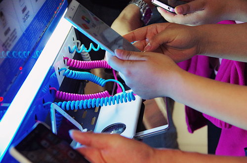 小小充電樁插了近十臺(tái)手機(jī) 小小充電樁插了近十臺(tái)手機(jī)