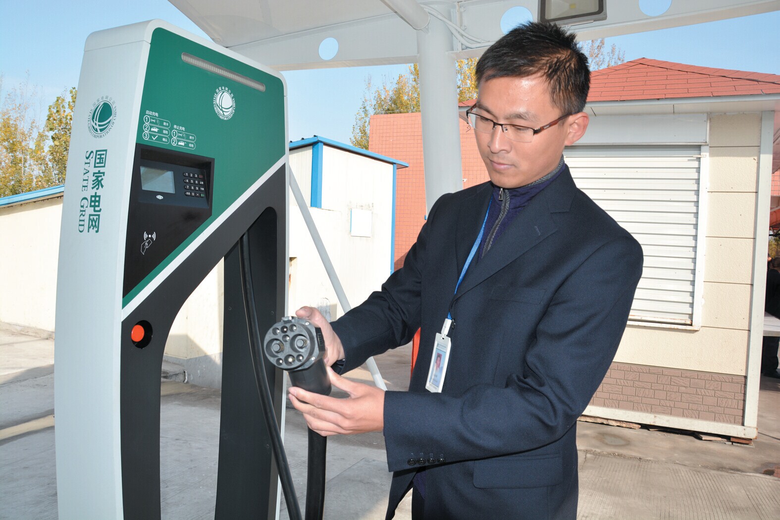 破解新能源車充電難“瓶頸” 山東將建35萬(wàn)個(gè)充電樁