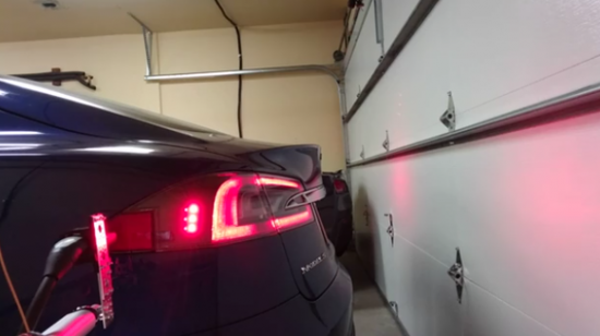 特斯拉用戶自己打造“固體金屬蛇”自動充電系統