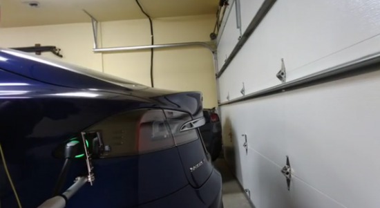 特斯拉用戶自己打造“固體金屬蛇”自動充電系統