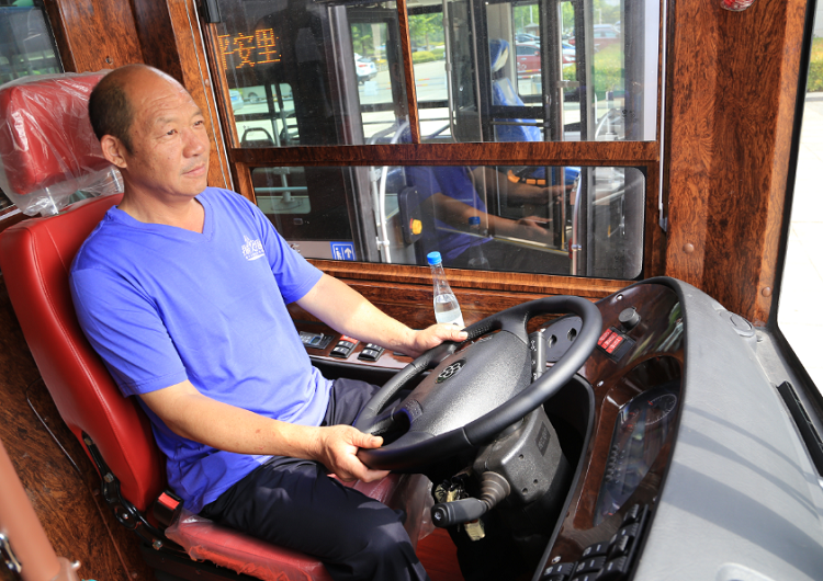 許昌當地司機爭先到鐺鐺車駕駛室進行體驗