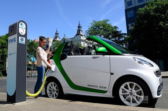 百萬(wàn)輛上路目標(biāo)頻現(xiàn) 電動(dòng)汽車(chē)時(shí)代是否來(lái)得太快? 百萬(wàn)輛上路目標(biāo)頻現(xiàn) 電動(dòng)汽車(chē)時(shí)代是否來(lái)得太快?