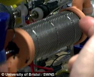 英發(fā)明“尿液電池” 半升尿液可為智能機充電3小時 英發(fā)明“尿液電池” 半升尿液可為智能機充電3小時