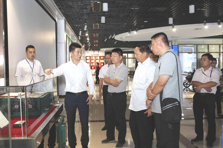 李書記一行對公司核心產品鈦酸鋰電池產品作深入了解