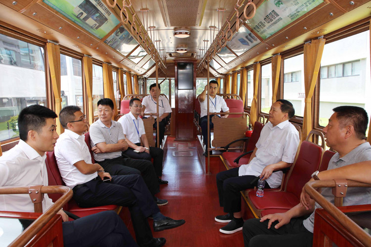 鐺鐺車上，市場部總經理張斌與領導們就新能源汽車未來在許昌的發展與應用作深入交談。