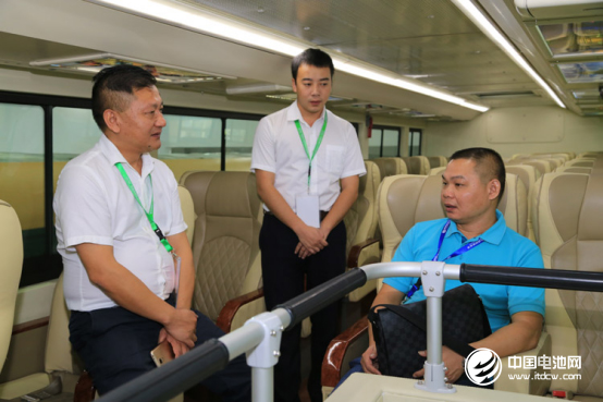 (營(yíng)銷一部副總經(jīng)理杜榮生為客戶現(xiàn)場(chǎng)講解客車性能品質(zhì)) (營(yíng)銷一部副總經(jīng)理杜榮生為客戶現(xiàn)場(chǎng)講解客車性能品質(zhì))