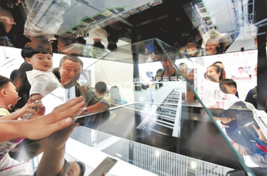 3D全息投射出立體的畫面。