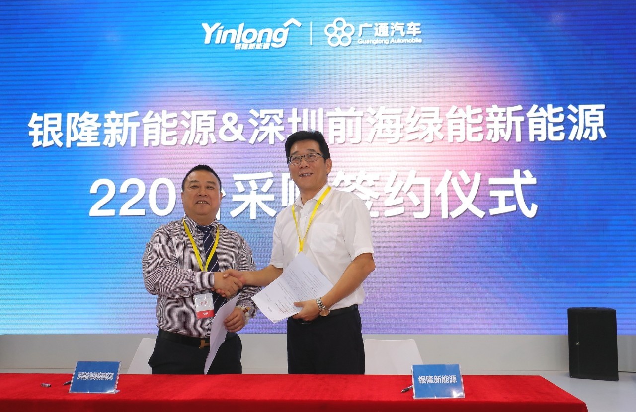 成功簽約，雙方握手慶賀