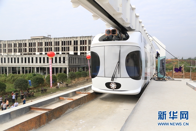 中國首輛鋰電池動力包空鐵 在成都雙流掛線 中國首輛鋰電池動力包空鐵 在成都雙流掛線