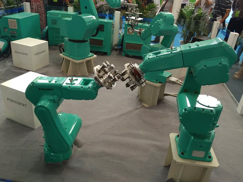 富士康已在內(nèi)地工廠部署4萬臺機(jī)器人 用于組裝蘋果公司產(chǎn)品 富士康已在內(nèi)地工廠部署4萬臺機(jī)器人 用于組裝蘋果公司產(chǎn)品