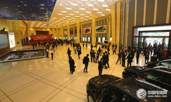 來賓們參觀河北武安銀隆新能源展廳