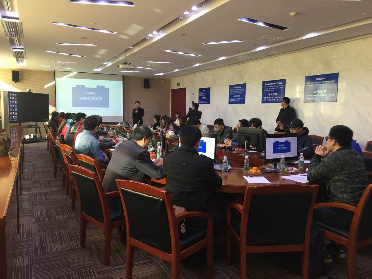 CATL市場(chǎng)總監(jiān)楊琦向媒體介紹情況 CATL市場(chǎng)總監(jiān)楊琦向媒體介紹情況