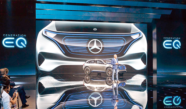 2016年10月舉行的巴黎車展上,奔馳發布了旗下全新純電動SUV概念車,而該車被正式命名為“Generation EQ”。 2016年10月舉行的巴黎車展上,奔馳發布了旗下全新純電動SUV概念車,而該車被正式命名為“Generation EQ”。