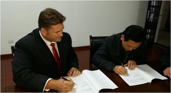 3月30日Triton總裁Boyle與宜昌新城董事長Yue Bin簽署協議