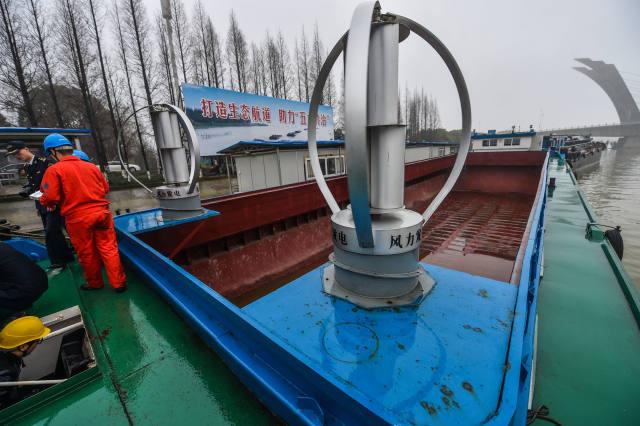 純電動貨運船上裝有風力發(fā)電設備和太陽能發(fā)電設備，輔助提供船上生活用電（1月18日攝）。