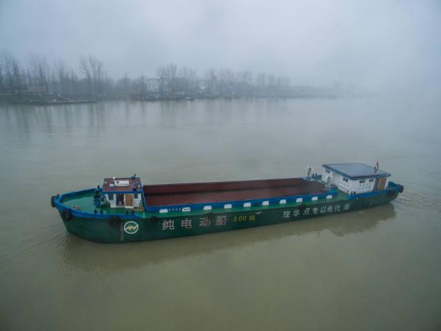 1月18日，工作人員在為純電動貨運船插上充電線。該電動貨運船一次充電可以行駛200至300公里，充電時間大約6至8小時。