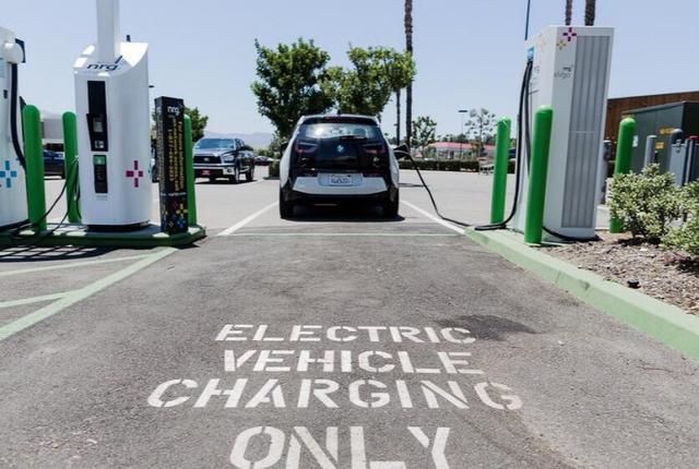 加州電力公司擬籌集逾10億美元建電動汽車充電站 加州電力公司擬籌集逾10億美元建電動汽車充電站
