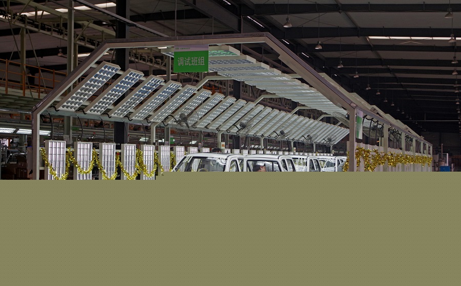 ▲齊河工廠車間內，員工正在仔細檢查車輛。