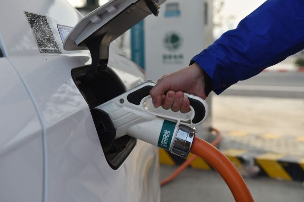 資料圖片:車主使用快速充電樁為電動車充電。新華社記者黃宗治攝 資料圖片:車主使用快速充電樁為電動車充電。新華社記者黃宗治攝