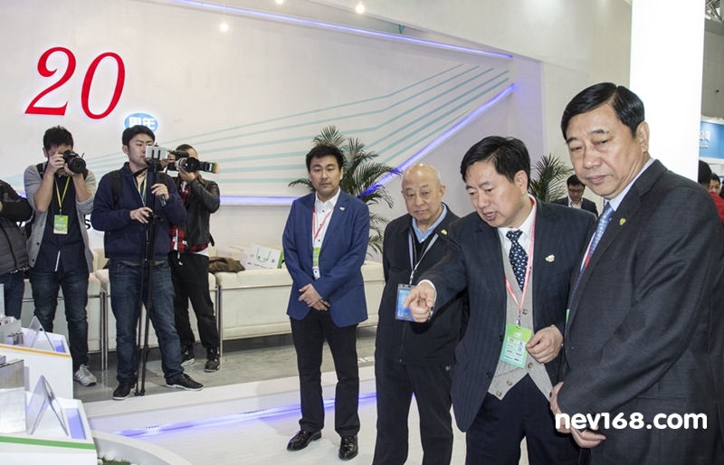 力神電池總裁秦興才(右二)向來賓介紹電池產(chǎn)品 力神電池總裁秦興才(右二)向來賓介紹電池產(chǎn)品