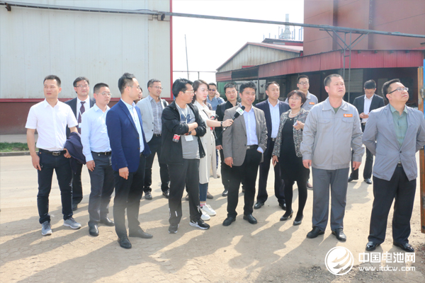 調(diào)研團(tuán)參觀彩客電池材料年產(chǎn)1.5萬(wàn)噸磷酸鐵項(xiàng)目建設(shè)現(xiàn)場(chǎng)