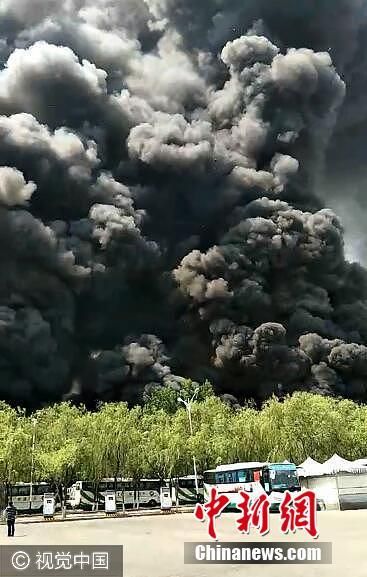 北京蟹島度假村停車場突發(fā)大火 