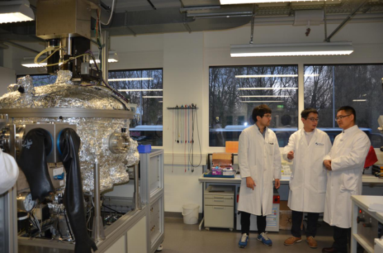 參觀磁控濺射設(shè)備