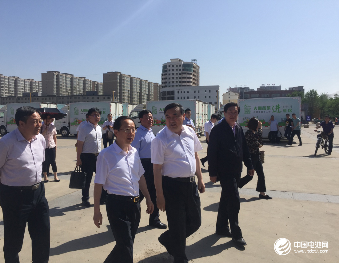 呼和浩特市市委書記云光中考察新沃運力菜籃子直通車進社區(qū)項目