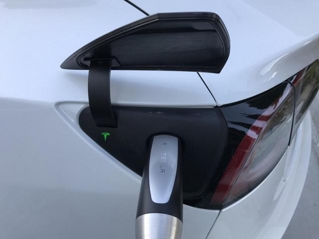 Model 3新照揭開最終版設計 續航可達483公里 Model 3新照揭開最終版設計 續航可達483公里