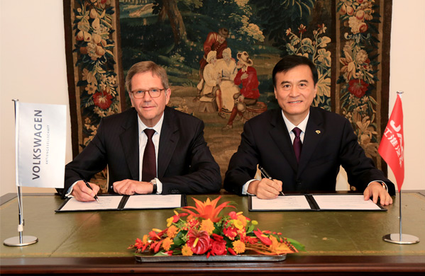 2016年9月6日，大眾中國總裁兼CEO海茲曼（左）與江淮汽車董事長安進在沃爾夫斯堡簽署合作備忘錄