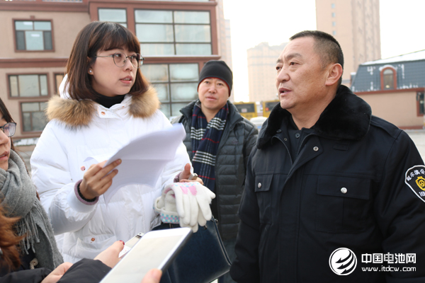 哈爾濱83路公交車司機李師傅(右一)接受采訪 哈爾濱83路公交車司機李師傅(右一)接受采訪