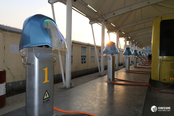 效率高 成本低:潛江銀隆鈦酸鋰純電動公交車與燃油車同等運力 效率高 成本低:潛江銀隆鈦酸鋰純電動公交車與燃油車同等運力