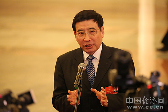  兩會(huì)代表議新能源汽車增長(zhǎng)的“絆腳石”  推動(dòng)新能源汽車產(chǎn)業(yè)發(fā)展