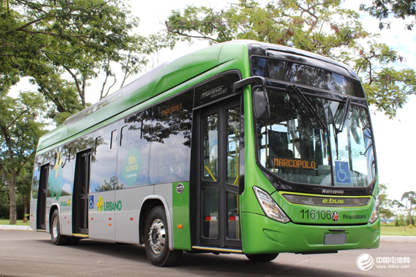 比亞迪巴西制造的新款純電動大巴D9W在巴西利亞第八屆世界水資源論壇上正式起航