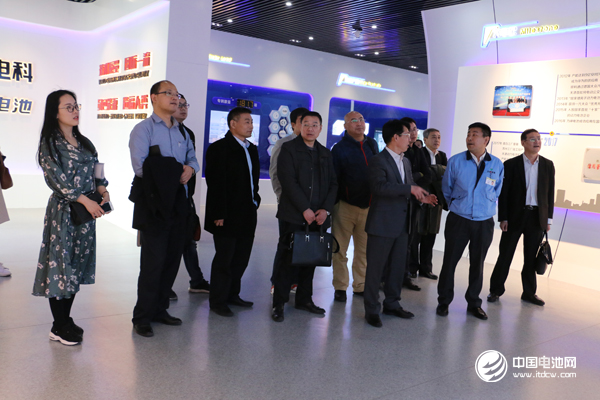 中國鋰電新能源產(chǎn)業(yè)鏈調(diào)研團(tuán)一行參觀力神電池