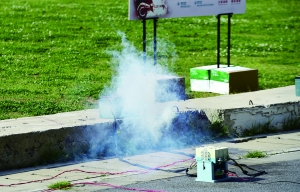 在電動車電池短路實驗區,電池短路后冒出白煙 在電動車電池短路實驗區,電池短路后冒出白煙