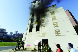 實驗中的一輛電動車起火后,產生大量濃煙 實驗中的一輛電動車起火后,產生大量濃煙