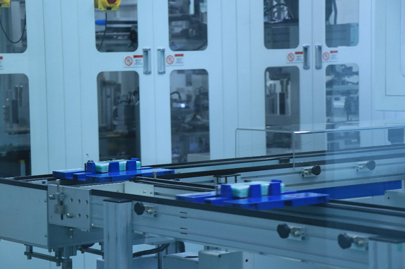 半成品在傳送帶上輸送到下一操作環節