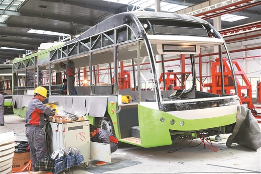 覃塘區5家企業投產總產值17.8億元 新能源汽車產業異軍突起 覃塘區5家企業投產總產值17.8億元 新能源汽車產業異軍突起