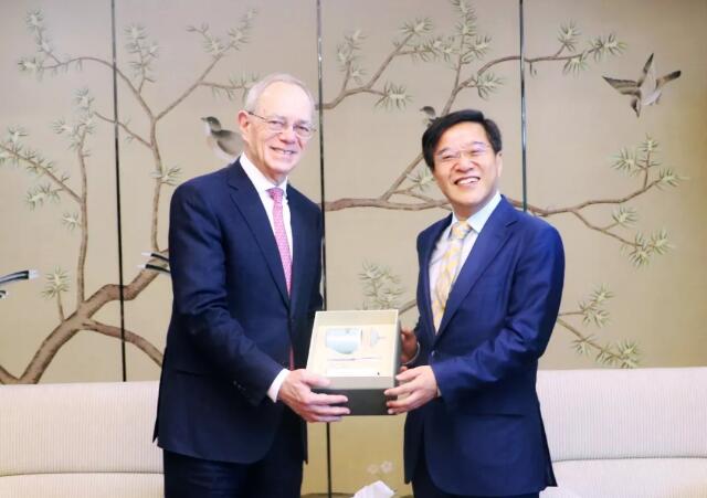 萬(wàn)向集團(tuán)魯偉鼎在京會(huì)見(jiàn)美國(guó)麻省理工學(xué)院萊夫校長(zhǎng)