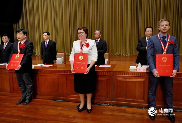 默茨先生助理卡爾代表領獎照片右一 默茨先生助理卡爾代表領獎照片右一