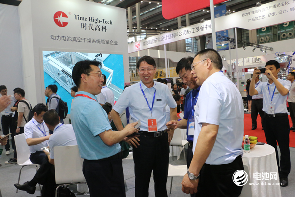 鋰電“達沃斯”論壇組委會/電池百人會/中關村新型電池技術創新聯盟秘書長于清教與時代高科董事長田漢溶等領導交談 鋰電“達沃斯”論壇組委會/電池百人會/中關村新型電池技術創新聯盟秘書長于清教與時代高科董事長田漢溶等領導交談