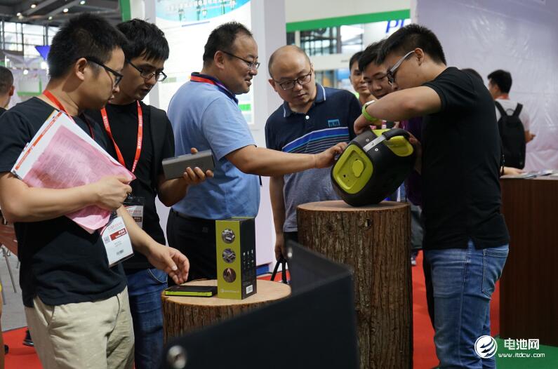 電小二CIBF 2018發(fā)布新品 定義戶外電源行業(yè)標(biāo)準(zhǔn) 電小二CIBF 2018發(fā)布新品 定義戶外電源行業(yè)標(biāo)準(zhǔn)