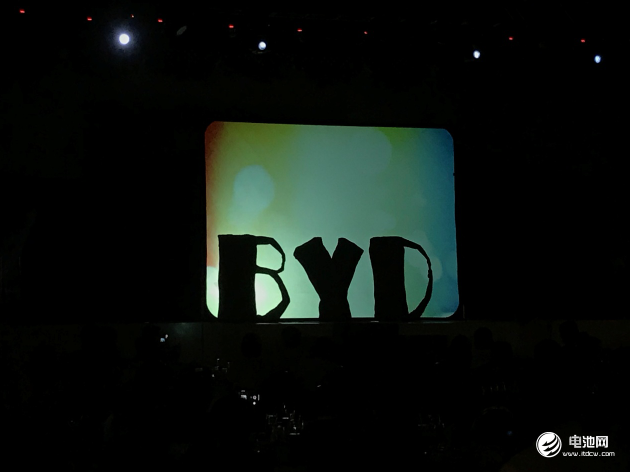 菲律賓當地政府邀請世界著名影舞團、《亞洲達人秀》冠軍El Gamma Penumbra到場助陣。El Gamma Penumbra團隊成員用肢體拼出“BYD”。 菲律賓當地政府邀請世界著名影舞團、《亞洲達人秀》冠軍El Gamma Penumbra到場助陣。El Gamma Penumbra團隊成員用肢體拼出“BYD”。