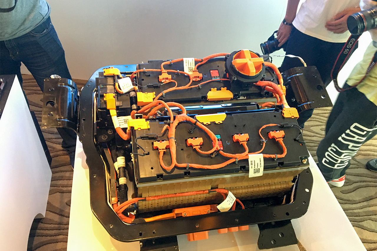 剖開電動汽車的心臟 在通用實驗室親手組裝動力電池