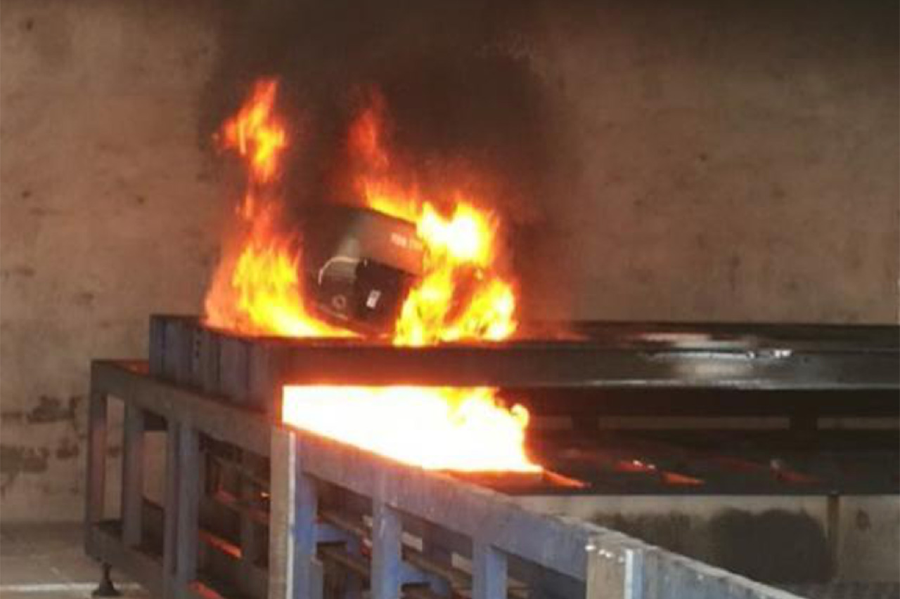 剖開電動(dòng)汽車的心臟 在通用實(shí)驗(yàn)室親手組裝動(dòng)力電池 剖開電動(dòng)汽車的心臟 在通用實(shí)驗(yàn)室親手組裝動(dòng)力電池