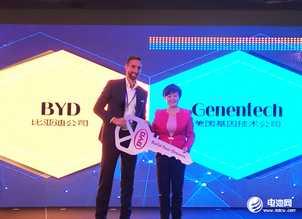 比亞迪李柯向Genentech公司交付全球首輛純電動雙層旅游大巴 比亞迪李柯向Genentech公司交付全球首輛純電動雙層旅游大巴