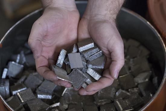 在荷蘭，電池上被切割的陰極材料鈷被放在桶上